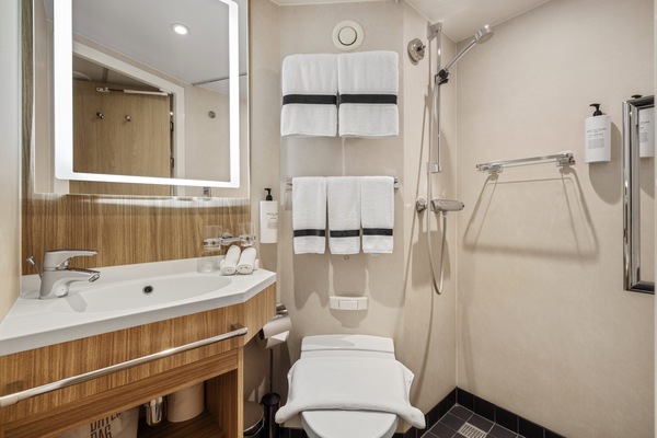 HX Hurtigruten Expeditions, MS Spitsbergen, Polar Outside J, Credit - Espen Mills 3.jpg